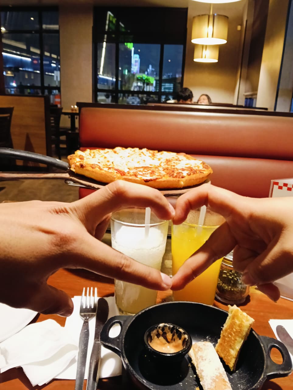Tú y yo, un corazón, una pizza